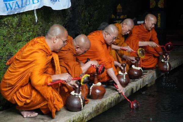 Puncak Waisak, Air Umbul Jumprit Perkuat Spirit Kejernihan Pikiran Umat Buddha Puncak Waisak, Air Umbul Jumprit Perkuat Spirit Kejernihan Pikiran Umat Buddha