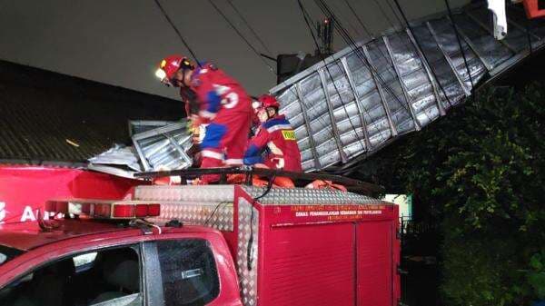 Puting Beliung Terbangkan Atap Rumah di Cipayung Puting Beliung Terbangkan Atap Rumah di Cipayung
