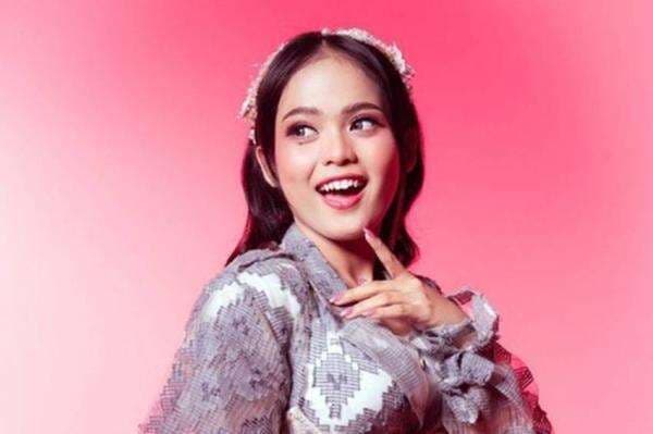 Putri Isnari Curhat Lewat Single Terbarunya Menggapai Cinta! Download GRATIS hanya di TREBEL! Putri Isnari Curhat Lewat Single Terbarunya Menggapai Cinta! Download GRATIS hanya di TREBEL!