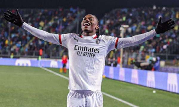 Allegri Beri Perhatian Khusus untuk Leao di Latihan Perdana AC Milan Allegri Beri Perhatian Khusus untuk Leao di Latihan Perdana AC Milan