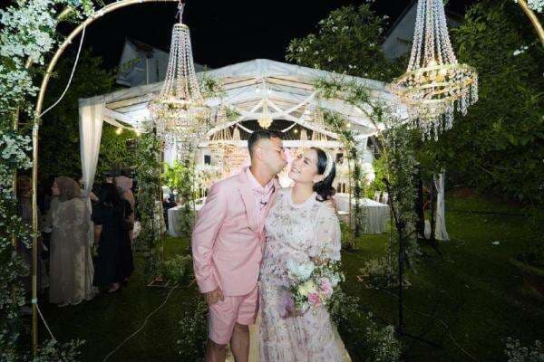 Raffi Ahmad dan Nagita Slavina Ngakak saat Nyoblos Gegara Foto Komeng di Surat Suara Raffi Ahmad dan Nagita Slavina Ngakak saat Nyoblos Gegara Foto Komeng di Surat Suara