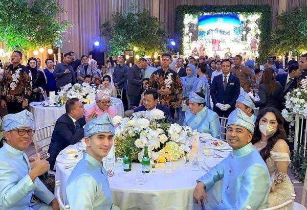 Potret Raffi Ahmad Bersama Prabowo dan Jokowi saat Resepsi Pernikahan Zumi Zola-Putri Zulhas Potret Raffi Ahmad Bersama Prabowo dan Jokowi saat Resepsi Pernikahan Zumi Zola-Putri Zulhas