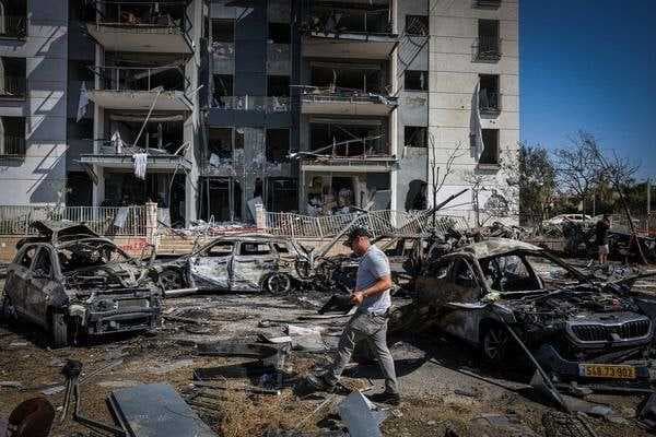 Rakyat Israel Jarang Uang dan Barang Mewah di Mal dan Apartemen yang Hancur Dirudal Iran Rakyat Israel Jarang Uang dan Barang Mewah di Mal dan Apartemen yang Hancur Dirudal Iran