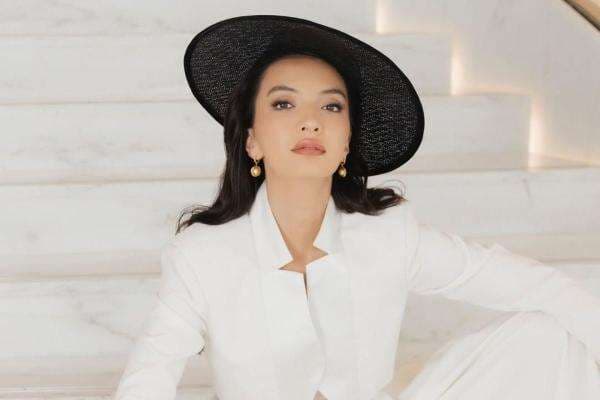 Raline Shah Ogah Dinobatkan Jadi Presiden Jomblo: Harusnya Demokrasi Dong Raline Shah Ogah Dinobatkan Jadi Presiden Jomblo: Harusnya Demokrasi Dong