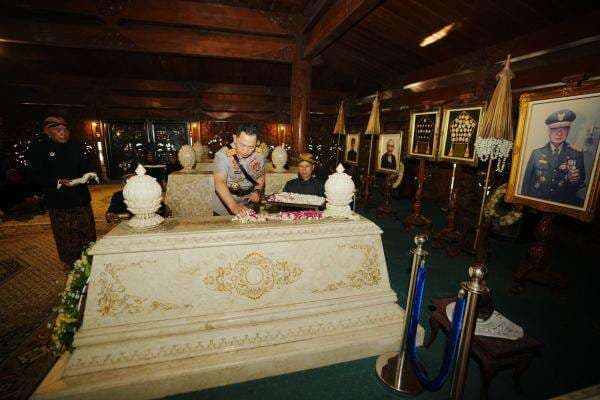 Rangkaian Hari Bhayangkara Ke-79, Kapolri Ziarah ke Makam Mantan Presiden Soeharto Rangkaian Hari Bhayangkara Ke-79, Kapolri Ziarah ke Makam Mantan Presiden Soeharto