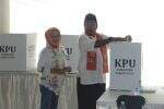 Rano Karno dan Istri Nyoblos Pilkada Jakarta di TPS 065 Cilandak Rano Karno dan Istri Nyoblos Pilkada Jakarta di TPS 065 Cilandak