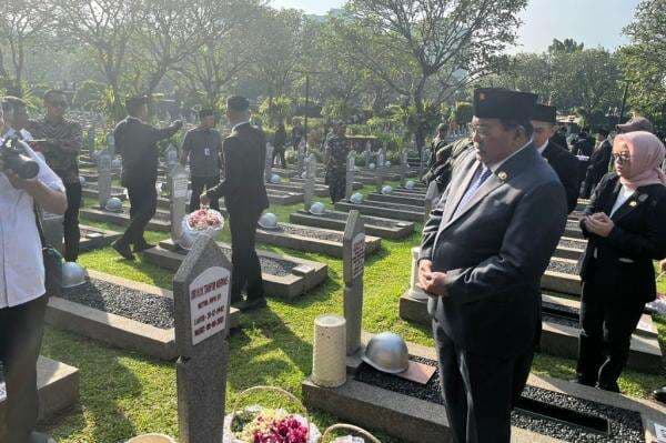 Rano Karno Ziarah ke TMP Kalibata jelang HUT Jakarta, Tabur Bunga ke Makam Pahlawan Rano Karno Ziarah ke TMP Kalibata jelang HUT Jakarta, Tabur Bunga ke Makam Pahlawan