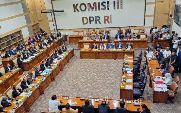 Rapat Bahas RUU KUHAP, Hotman Paris Soroti Pemeriksaan Jokowi soal Ijazah Rapat Bahas RUU KUHAP, Hotman Paris Soroti Pemeriksaan Jokowi soal Ijazah