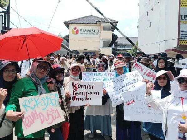 Ratusan Emak-Emak Geruduk Kantor KPU dan Bawaslu Jabar, Protes Hasil Pemilu 2024