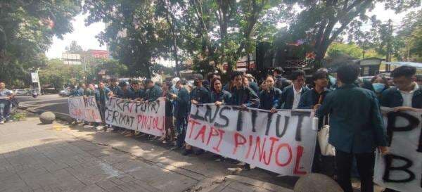 Ratusan Mahasiswa ITB Demo Protes Pembayaran Kuliah Pakai Pinjol Ratusan Mahasiswa ITB Demo Protes Pembayaran Kuliah Pakai Pinjol