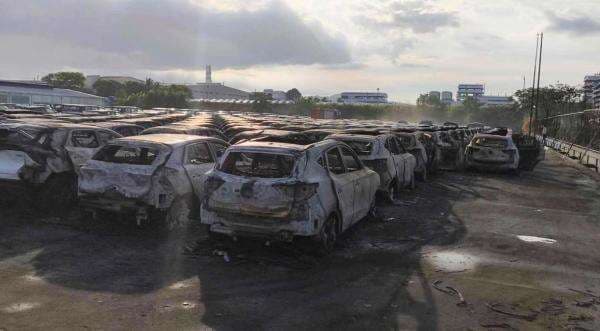 Ratusan Mobil Listrik dan Hybrid MG Terbakar di Gudang Penyimpanan, Ini Penampakannya Ratusan Mobil Listrik dan Hybrid MG Terbakar di Gudang Penyimpanan, Ini Penampakannya