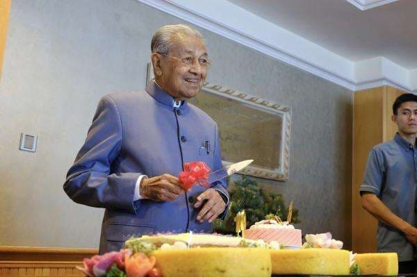 Rayakan Ulang Tahun ke 100, Mahathir : Peradaban Modern Runtuh Rayakan Ulang Tahun ke 100, Mahathir : Peradaban Modern Runtuh