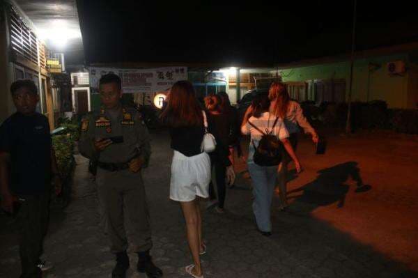 Razia Tempat Hiburan saat Ramadhan, Petugas Amankan 9 Wanita Pemandu Lagu Razia Tempat Hiburan saat Ramadhan, Petugas Amankan 9 Wanita Pemandu Lagu