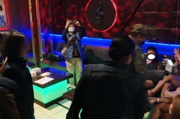 Razia Gabungan di Tempat Hiburan Bandung, 4 Pengunjung Positif Narkoba! Razia Gabungan di Tempat Hiburan Bandung, 4 Pengunjung Positif Narkoba!