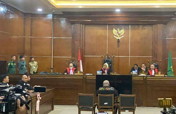 Razman Nasution Kena Semprot Hakim Gegara Main HP saat Jaksa Bacakan Tuntutan Razman Nasution Kena Semprot Hakim Gegara Main HP saat Jaksa Bacakan Tuntutan