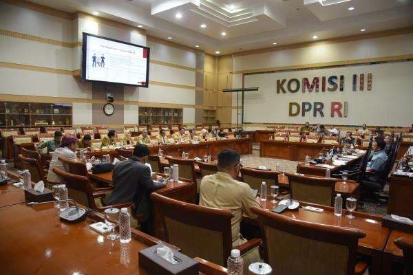 RDPU dengan Komisi III DPR, Ikadin Sampaikan 130 Usulan Penyusunan RUU KUHAP RDPU dengan Komisi III DPR, Ikadin Sampaikan 130 Usulan Penyusunan RUU KUHAP