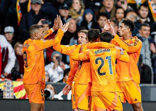 Dramatis! 10 Pemain Real Madrid Menang Comeback atas Valencia untuk Naik ke Puncak Klasemen Liga Spanyol Dramatis! 10 Pemain Real Madrid Menang Comeback atas Valencia untuk Naik ke Puncak Klasemen Liga Spanyol