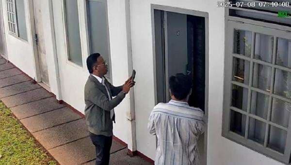 Istri Diplomat Kemlu Hubungi Penjaga Kos 3 Kali Sebelum Suaminya Ditemukan Tewas Istri Diplomat Kemlu Hubungi Penjaga Kos 3 Kali Sebelum Suaminya Ditemukan Tewas