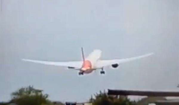 Video Viral Perlihatkan Momen Jatuhnya Air India 171, Pesawat Sempat Berusaha Naikkan Ketinggian Video Viral Perlihatkan Momen Jatuhnya Air India 171, Pesawat Sempat Berusaha Naikkan Ketinggian