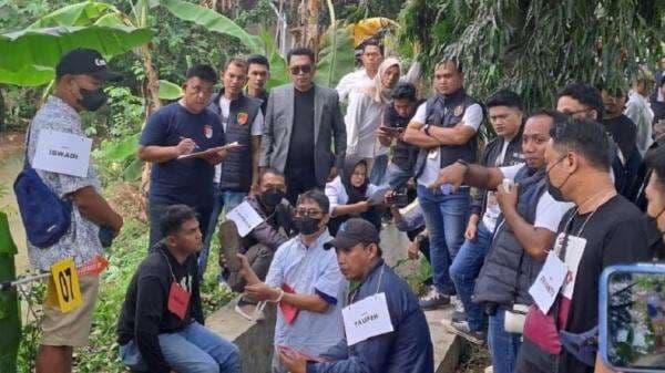 Rekonstruksi Penganiayaan Darso, Tangan AKP Hariyadi Diborgol Tali Plastik Rekonstruksi Penganiayaan Darso, Tangan AKP Hariyadi Diborgol Tali Plastik