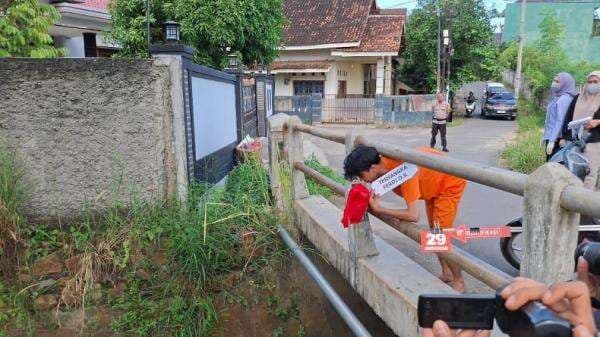 46 Adegan Rekonstruksi Mahasiswi Lampung Tewas Melahirkan, Proses di Kos hingga Buang Bayi 46 Adegan Rekonstruksi Mahasiswi Lampung Tewas Melahirkan, Proses di Kos hingga Buang Bayi