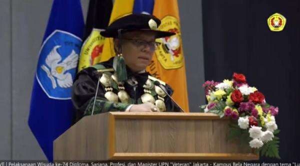 Rektor UPNVJ Soroti Fenomena AI di Depan Wisudawan Rektor UPNVJ Soroti Fenomena AI di Depan Wisudawan