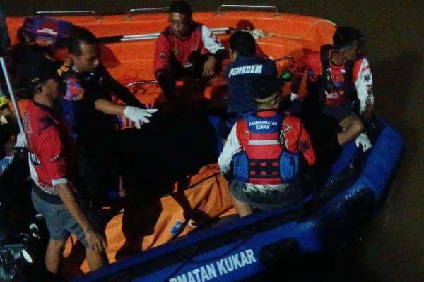 Remaja Berkostum Badut Tewas Tenggelam di Sungai Mahakam, Nekat Terjun Cari Topi Labubunya yang Jatuh Remaja Berkostum Badut Tewas Tenggelam di Sungai Mahakam, Nekat Terjun Cari Topi Labubunya yang Jatuh