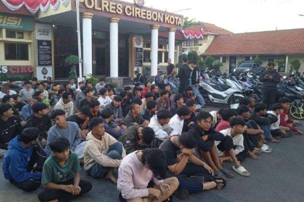 Polisi Bubarkan Balap Liar di Pantura Cirebon, 97 Remaja dan 57 Motor Diamankan Polisi Bubarkan Balap Liar di Pantura Cirebon, 97 Remaja dan 57 Motor Diamankan