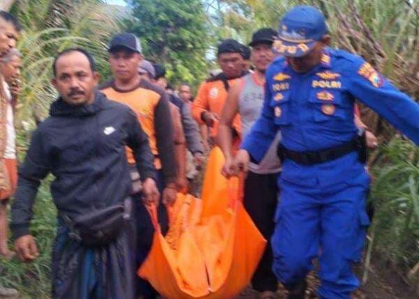 3 Remaja Terseret Ombak di Pantai Watulepek Malang, 1 Tewas 1 Hilang 3 Remaja Terseret Ombak di Pantai Watulepek Malang, 1 Tewas 1 Hilang