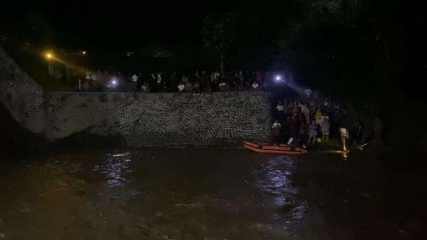 Mandi di Dam Sungai Blitar di Sela Reuni Keluarga, Remaja asal Jember Tewas Tenggelam Mandi di Dam Sungai Blitar di Sela Reuni Keluarga, Remaja asal Jember Tewas Tenggelam