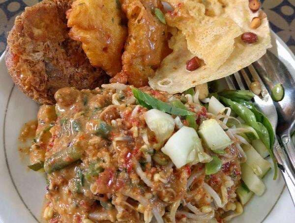 Resep Pecel Jawa Timur Simpel, Masuk 10 Besar Salad Terbaik Dunia Versi TasteAtlas Resep Pecel Jawa Timur Simpel, Masuk 10 Besar Salad Terbaik Dunia Versi TasteAtlas