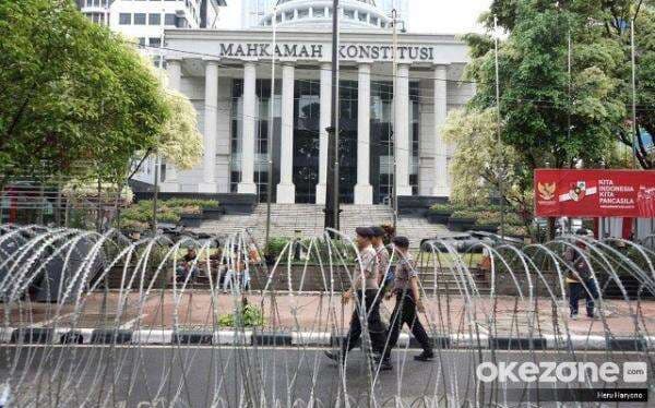 Resmi Berkirim Surat Panggilan, MK Ingatkan 4 Menteri Wajib Hadir di Sidang Sengketa Pilpres Resmi Berkirim Surat Panggilan, MK Ingatkan 4 Menteri Wajib Hadir di Sidang Sengketa Pilpres