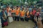 Respons Cepat, Kapolda Banten Bantu Korban Banjir di Pandeglang Respons Cepat, Kapolda Banten Bantu Korban Banjir di Pandeglang