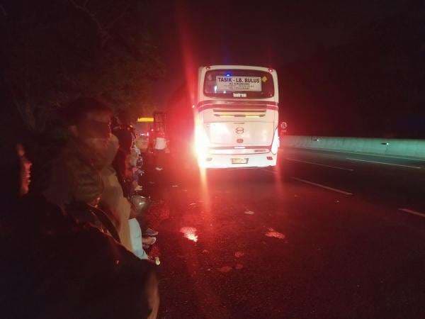 Rest Area KM 125 Cimahi Padat, Penumpang Bus Naik di Pinggir Tol Rest Area KM 125 Cimahi Padat, Penumpang Bus Naik di Pinggir Tol