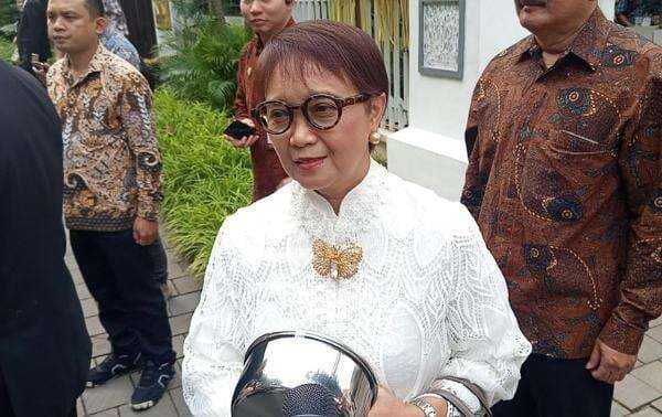 Hadiri Pernikahan Anak Pramono, Eks Menlu Retno Marsudi Semringah Dapat Panci Hadiri Pernikahan Anak Pramono, Eks Menlu Retno Marsudi Semringah Dapat Panci