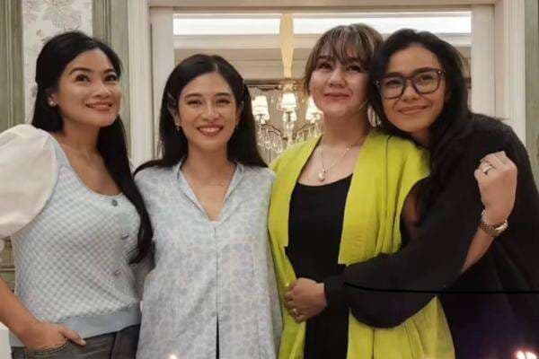 Reuni Penuh Haru Geng Cinta AADC di Ulang Tahun Dian Sastrowardoyo Reuni Penuh Haru Geng Cinta AADC di Ulang Tahun Dian Sastrowardoyo