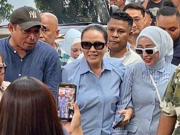 Panas! Fitri Salhuteru Temani Reza Gladys Lawan Nikita Mirzani di Sidang Hari Ini Panas! Fitri Salhuteru Temani Reza Gladys Lawan Nikita Mirzani di Sidang Hari Ini
