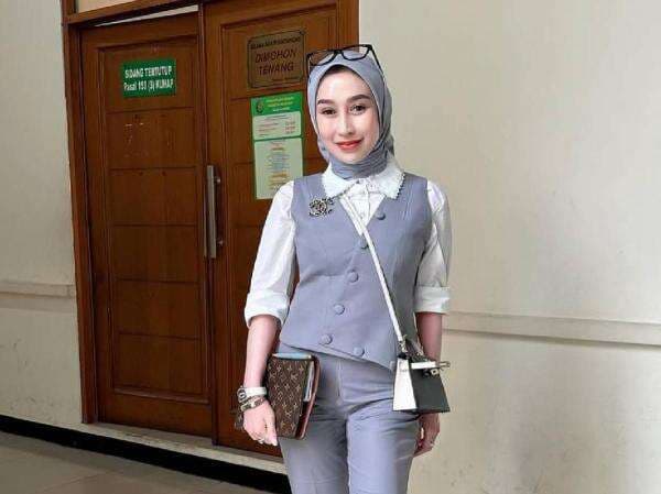 Reza Gladys Ngadu ke Hakim Disebut Muka Abu-Abu oleh Nikita Mirzani Reza Gladys Ngadu ke Hakim Disebut Muka Abu-Abu oleh Nikita Mirzani