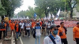 Ribuan Buruh Mulai Long March dari Balai Kota Jakarta Menuju Patung Kuda   