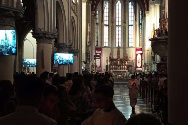 Ribuan Jemaat Khusyuk Ikuti Misa Malam Paskah di Gereja Katedral Jakarta Ribuan Jemaat Khusyuk Ikuti Misa Malam Paskah di Gereja Katedral Jakarta