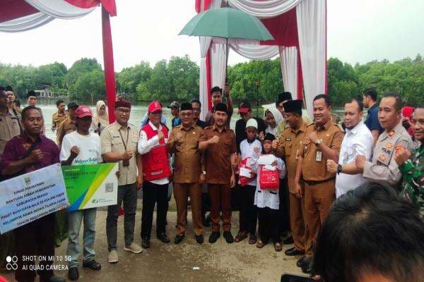 Ribuan Nelayan dan Pembudidaya Ikan di Bekasi Terima Jamsostek dan Sarpras dari Bupati Ribuan Nelayan dan Pembudidaya Ikan di Bekasi Terima Jamsostek dan Sarpras dari Bupati