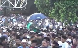 Ribuan Warga NU Iringi Pemakaman KH Zubair Muntashar di Bangkalan Madura
