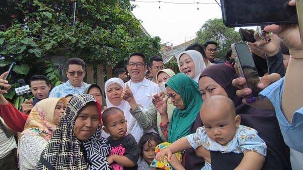 Ridwan Kamil Nyoblos di Bandung, Jadi Rebutan Selfie Emak-Emak di TPS Ridwan Kamil Nyoblos di Bandung, Jadi Rebutan Selfie Emak-Emak di TPS