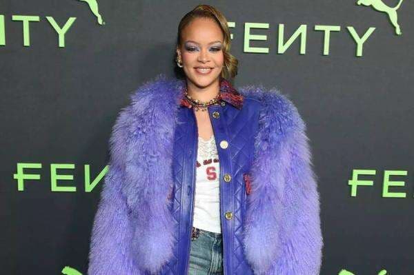 Rihanna Diduga Hamil Anak Ketiga, Pamer Perut Buncit saat Liburan Rihanna Diduga Hamil Anak Ketiga, Pamer Perut Buncit saat Liburan