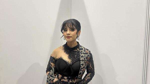 Potret Cantik Rimar Callista Pakai Kebaya Batikdi Panggung Women's Inspiration Award 2025 Potret Cantik Rimar Callista Pakai Kebaya Batikdi Panggung Women's Inspiration Award 2025