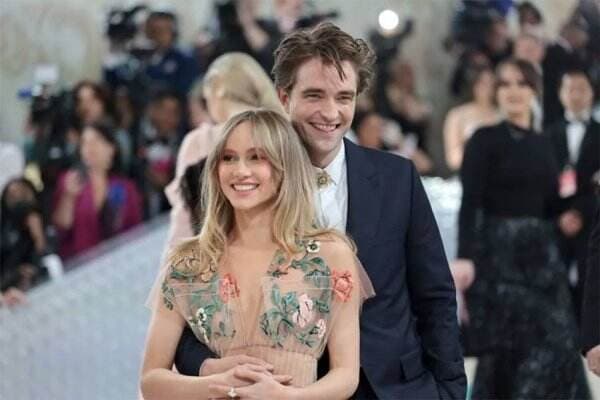 Robert Pattinson Resmi Jadi Ayah usai Suki Waterhouse Lahirkan Anak Pertama Mereka
