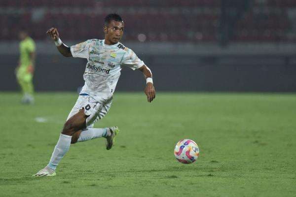 Robi Darwis Siap Balas Kepercayaan Pelatih di TC Timnas U-23: Semoga Kerja Keras Berbuah Manis! Robi Darwis Siap Balas Kepercayaan Pelatih di TC Timnas U-23: Semoga Kerja Keras Berbuah Manis!