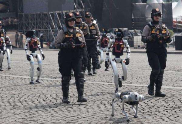 Foto-Foto Robot Canggih Berpenampilan Polisi di Monas jelang HUT Bhayangkara Foto-Foto Robot Canggih Berpenampilan Polisi di Monas jelang HUT Bhayangkara