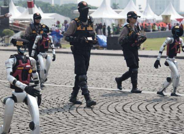 Puluhan Robot Polisi Mondar-Mandir di Monas jelang HUT Bhayangkara Puluhan Robot Polisi Mondar-Mandir di Monas jelang HUT Bhayangkara