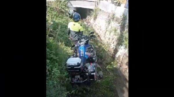 Rombongan Moge Kecelakaan di Pasuruan, Motor BMW Terjun ke Parit Rombongan Moge Kecelakaan di Pasuruan, Motor BMW Terjun ke Parit